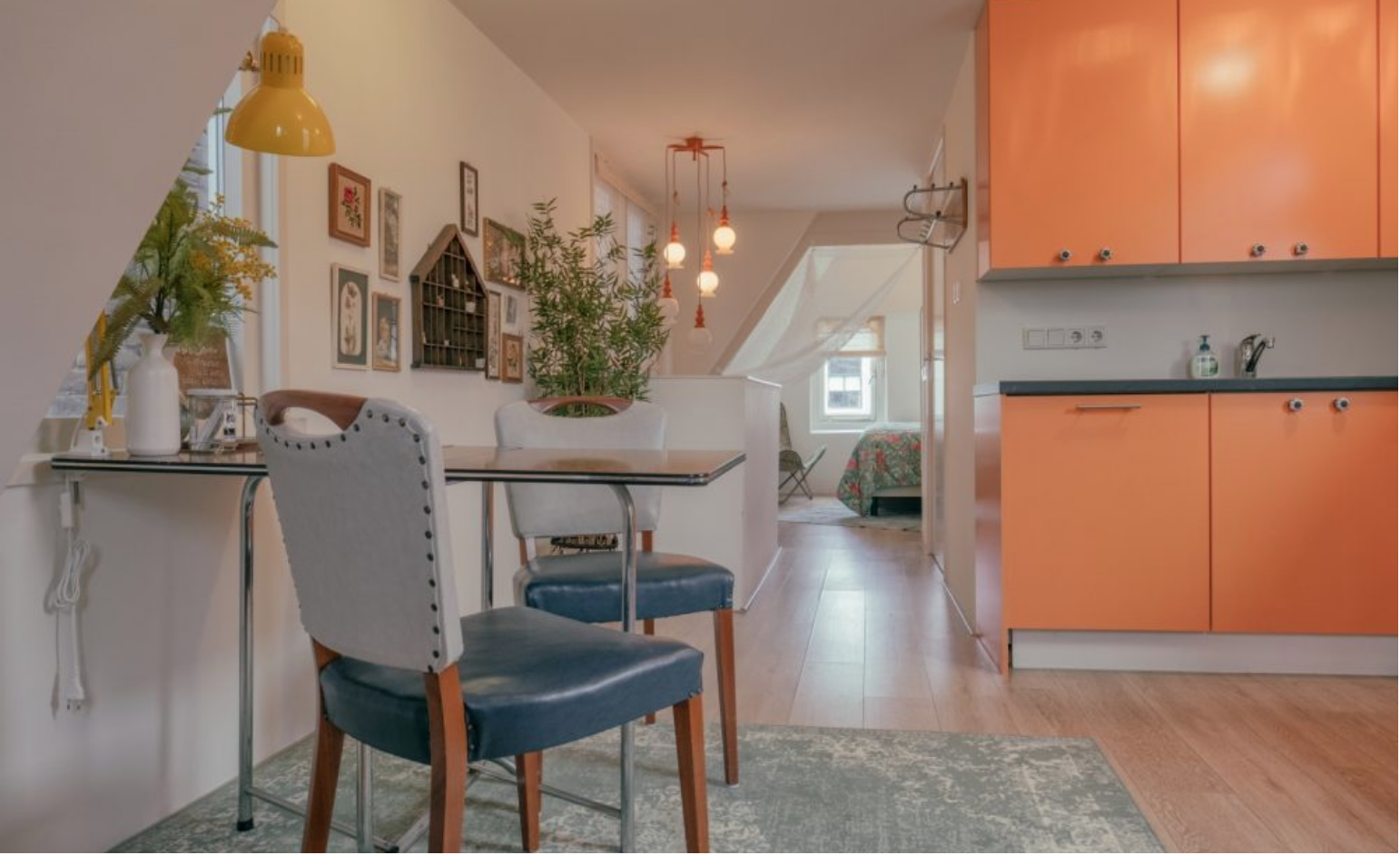 Kamer bed en breakfast met keuken en twee stoelen aan een tafel